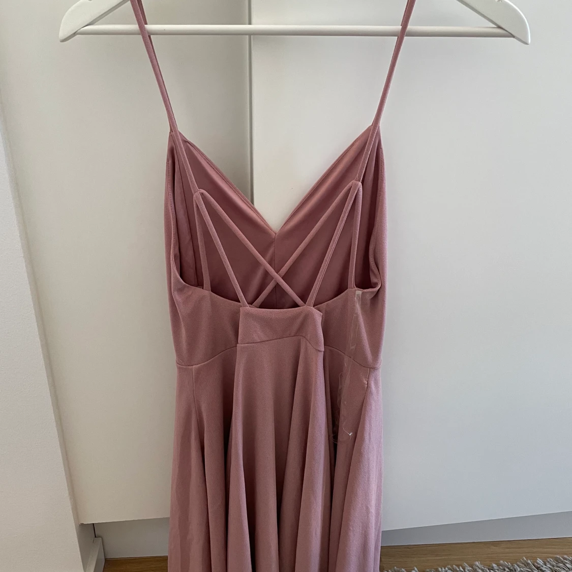 Gammalrosa klänning med öppen rygg 