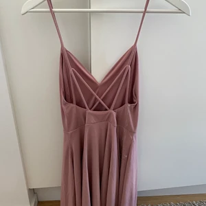 Gammalrosa klänning med öppen rygg  - Rosa klänning med öppen rygg. Från bikbok i storlek 36. Knappt använd. 