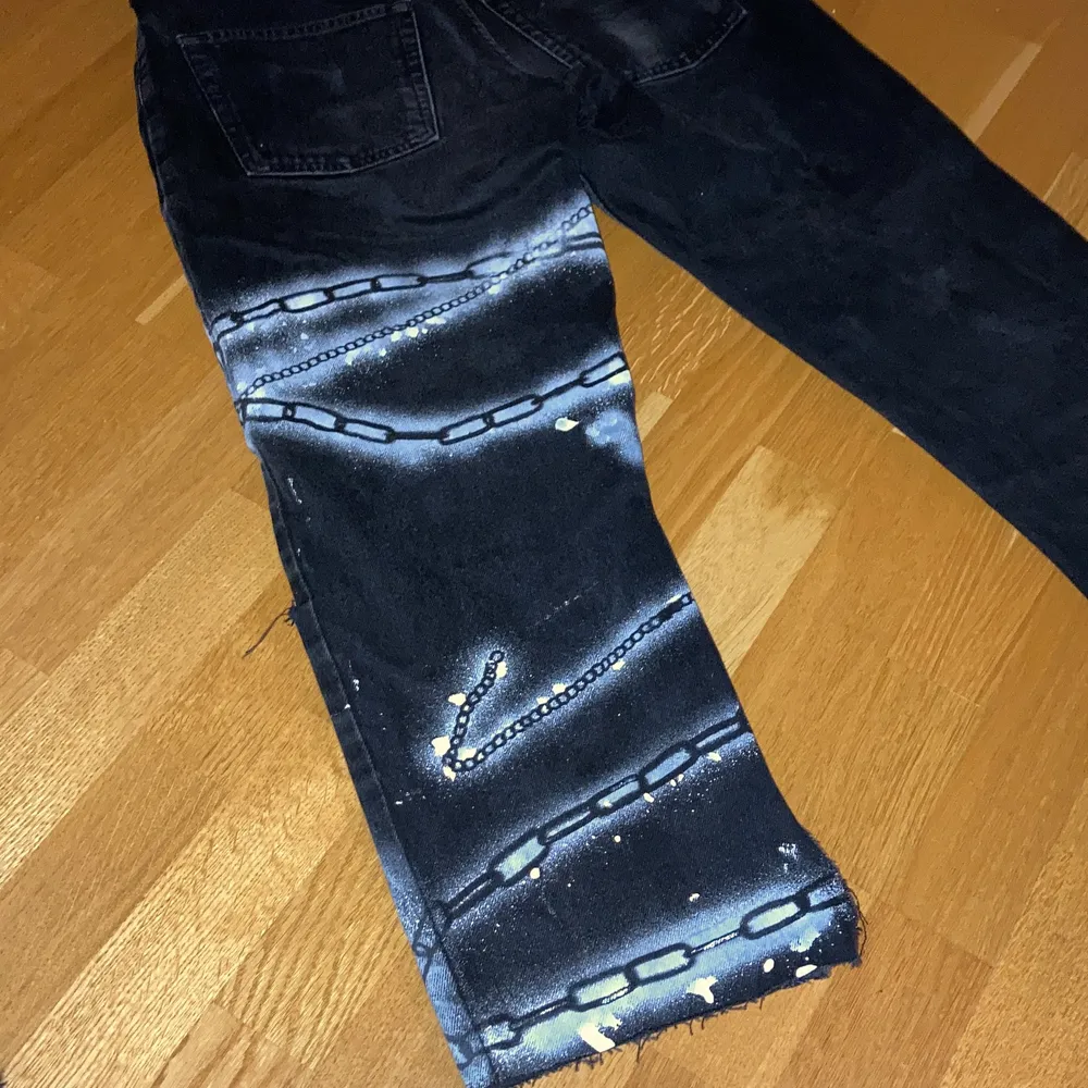 svincoola custom spray painted jeans köpta här på plick. har slits nertill och hål på knäna. klippta, går ner till marken på mig som är 157. vid köp av 2 eller fler par jeans får du rabatt. möter upp i stockholm, annars står köparen för frakten <3. Jeans & Byxor.