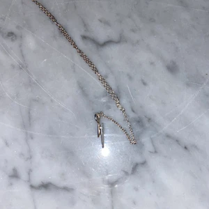 Blixt halsband  - Märkes halsband med en liten blixt berlock från syster p. Jättefin och oanvänd! Ord pris 500kr