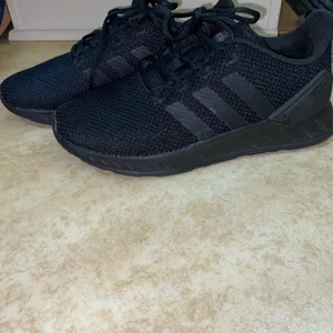 Adidas skor storlek 39 - Adidas skor som har aldrig använt från stadium köpte de för 599 kr