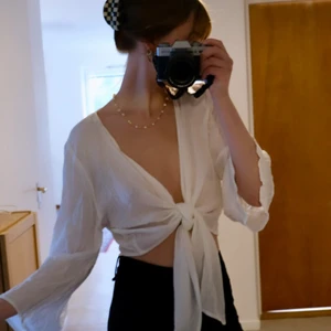 Knytblus / tie top  - Knytblus från Monki, använd en gång i storlek M men väldigt anpassningsbar då man knyter den till önskad storlek. 