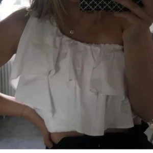 Topp - En så fin topp som jag själv köpt från en tjej men tyvärr var toppen för liten för mig! Älskar den verkligen😍 Den har en dragkedja på sidan, om ni har fler frågor är de bara att fråga på🥰 (lånad bild)