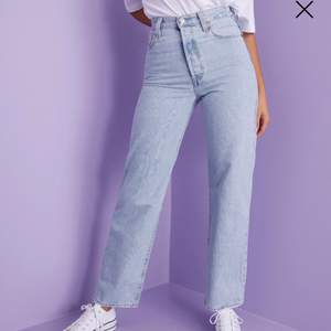 Fina Levi’s jeans i modellen ribcage straight. Säljes då de är för små. Köparen står för frakt🥰 (första bilden är lånad)