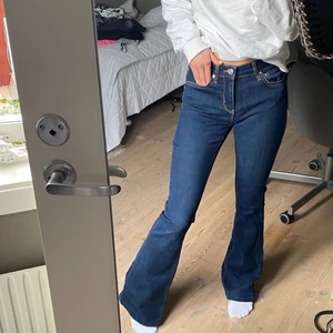 Mörkblåa bootcut jeans från Zara - Säljer dessa mörklblåa bootcut jeansen då jag aldrig använt dem. De är nästan helt nya och ser även helt nya ut! De är otroligt stretchiga!! De är i storlek 34. Jag skulle även säga att de är hyfsat långa! Köparen står för frakten🥰