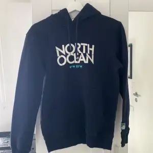 Typ helt ny hoodie. Använd 1 gång. Nypris 249:-