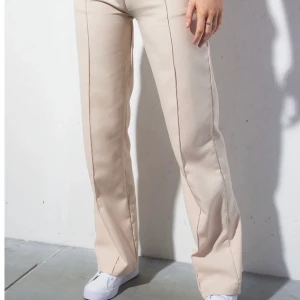 Madlady kostymbyxor  - Hej! Tänkte nu kolla om någon vill byta dessa byxor. Det är kostymbyxor ifrån madlady. Jag vill byta då de är lite korta i längden på mig, jag skulle vilja ha storlek M längde 32, alltså (M/32). Hör av dig om du har de och vill byta med mig.💗 Kan även sälja om någon skulle vilja köpa de!