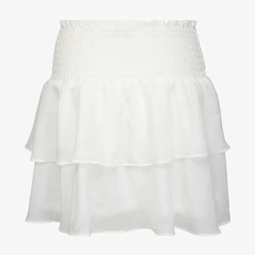 vit kjol från chelsea! säljer för 350kr+frakt. bytes gärna mot kjolen på sista bilden! köpt för 469kr💕. Hameet.
