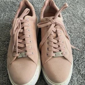 Ralp Lauren skor - Ralph lauren skor som jag säljer för som ej passar mig. Har använt som en gång men är gott som nya☺️  nypris 1200kr