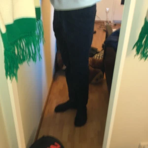 H&M svarta jeans - Begagnade svarta jeans, regular fit. Inga hål eller fläckar. Storlek W:31 L:30-31