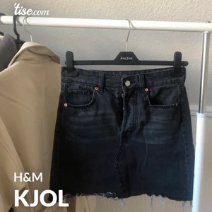 Kjol  - Kjol från #hm i urtvättad svart färg!! Använd ett fåtal gånger så den är i nyskick! Frakt tillkommer eller så kan jag mötas upp i malmö/Arlöv/Lund