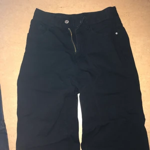 Byxor - Säljer dessa två svarta byxorna för 150kr! Ena är lack byxor och den andra vanliga jeans , båda är i storlek s
