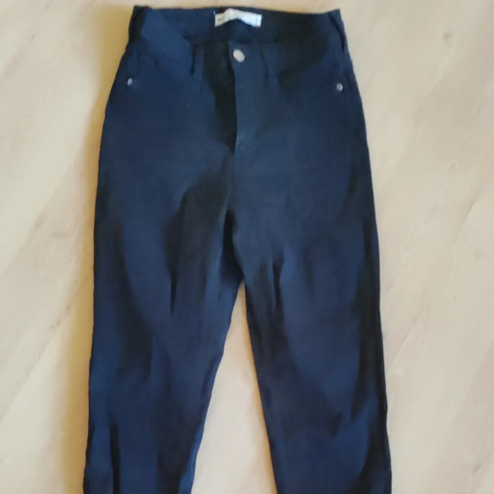 Ett par Molly highwaist Jeans från Gina Tricot i stl S. Använda 1 gång men säljes då de är aningen för små för mig.  199 kr och köparen står för frakt😊. Jeans & Byxor.
