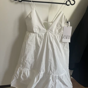 Vit klänning - Slutsåld vit klänning från zara i storlek s men passar också xs🤍 helt oanvänd, bara provad och lappen finns kvar. Köpt förra sommaren, så fin, men hann aldrig använda den💕 säljs för 350 (frakt är inkluderat) kan mötas upp i Norrköping och frakta🤍