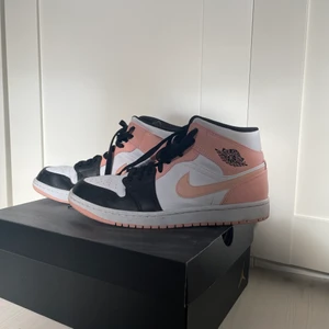 Jordan 1s mid Crimson Tint - Säljer mina jordans som är använda cirka två gånger. De är i storlek 43 men har klippt ett par ilägg som blir som creasskydd och då funkar för mig som har storlek 39 i skor. Skolådan ingår och frakt står köparen för själv👌🏼