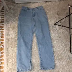 Knappt använda jätte fina ljusa jeans med slits från NA-KD, säljes tyvärr pga för små. Köparen står för frakten! 
