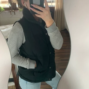 Oanvänd väst  - Helt oanvänd väst! Står inte storlek men skulle säga att den sitter som en S 