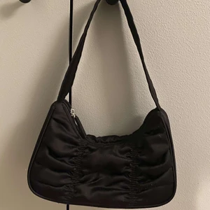 Väska - Svart väska, monki