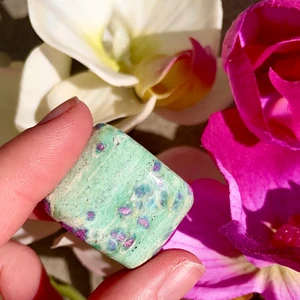 Fuschit med rubin - Kristall: Fuschit med rubin 🌸 se mer om kristallens egenskaper på bild 2 💕