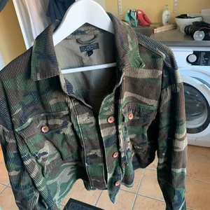 Kamouflage jacka  - Skit snygg, bra skick, andvänd 2 ggr