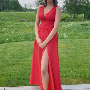 Röd Balklänning - Säljer nu min fina balklänning då jag inte längre behöver den. Den är använd endast en gång och är i väldigt fint skick. Den är i strl S/36 och jag är 175 lång och den passar mig bra i längden. Nypris på klänningen är 1900kr. Köparen står för frakten😍