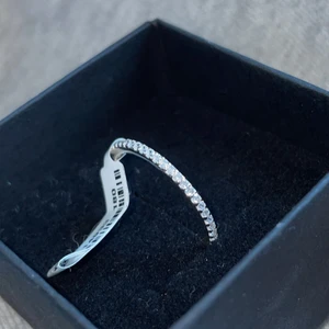Alice Stenlöf x Guldfynd - Alice Stenlöf x Guldfynd ring i silver med kristaller. Oanvänd med lapp på. Säljer även matchande halsband och armband. Gratis frakt!