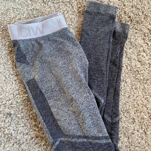 Icaniwill tights - Gråa träningstights från iciw, väl använda men inte de senaste 3 åren. Jag tror inte modellen finns kvar men de påminner om deras nya modell ”define logo seamless tights”. Lappen där bak är bortklipp då den kliade.