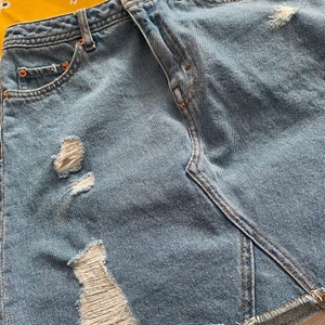 H&M devided  - Den sötaste lilla jeanskjolen som är ett måste i sommarens garderob☀️ Ljusblå med slitningar. Stretch och urskön! Använd men som ny! Passa på nu! Storlek 34. 