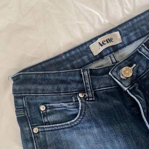 Jättesnygga mid/lågmidjade jeans från Acne💙 Använda ett fåtal gånger och säljes pga att de blivit för små! Frakten betalas själv 