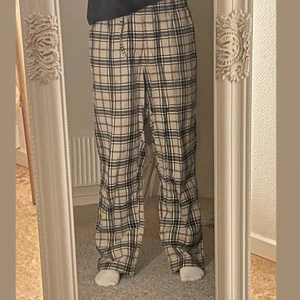 Rutiga pyjamasbyxor - Oanvända pyjamasbyxor från H&M. Köparen står för frakt på 66 kr. 