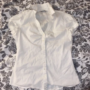 Vit skjorta  - Säljer denna vita skjortan i storlek S på grund av att den inte kommer till användning, det är inget fel på den. Fraktas ej, jag kan mötas up på gullmarsplan