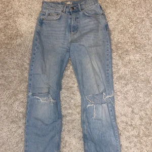 Vida jeans - Säljer dessa populära jeansen från ginatricot! Fint skick, endast testade för köpte fel storlek. Har klippt av ungefär 1 cm längst ner för att jag ville ha de vita trådarna hänga längst ner.💖