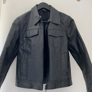 Supercool skinnjacka  - Säljer denna supercoola skinnjackan! Står ingen storlek men skulle säga att den är XS/S! Köpte secondhand men har inte kommit till användning 