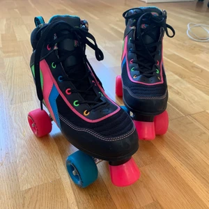 Rollskridskor - Super häftiga svarta rullskridskor från Rio i strl 38. Helt oanvända🥰 500kr inkl frakt eller 450kr vid upphämtning/möte runt Jönköping!