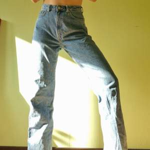 Weekday jeans i modellen Row, sparsamt använda o i gott skick, rejält högmidjade, sitter runt midjan förövrigt lite vida/pösiga, raka byxben 😇 köparen står för frakt!