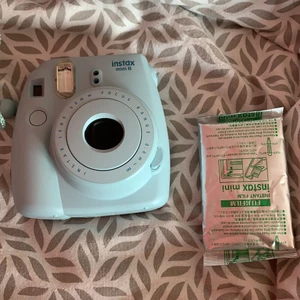Instax kamera - Säljer min instax kamera då den ej kommer till användning. Fint skick och allt funkar som det ska!! Batterier ingår och även 16 ”bilder” med ett värde ut av 160kr - så väldigt bra pris för alltihop!!! Frakt tillkommer!!💕