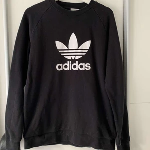 Adidas Sweatshirt - Adidas sweatshirt, fint skick, lite oversized för 200 kr +frakt. Storlek M.