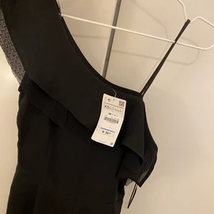 Byxdress - Super fin playsuit/byxdress från Zara med prislapp kvar. Storlek XS men passar någon med XXS också💞. Syns inte på bilden men det är korta shorts alltså inte långa byxor nertill! Kan skicka mer bilder💞