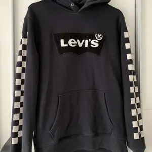 Levi’s hoodie i bra skick, lite urtvättad men annars fin. 200 kr + plus frakt.