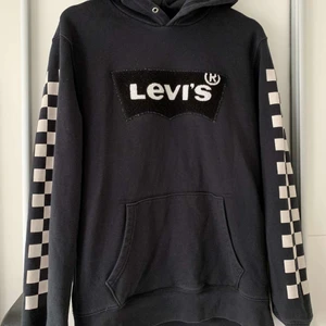 Levi’s Hoodie - Levi’s hoodie i bra skick, lite urtvättad men annars fin. 200 kr + plus frakt.