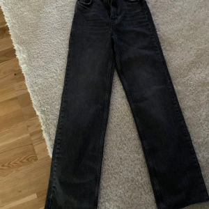 Oanvända zara jeans  - Säljer tyvärr dessa snygga jeans, helt oanvända! Prislappar finns även kvar. Tror inte det finns kvar på hemsidan längre så passa på:) 