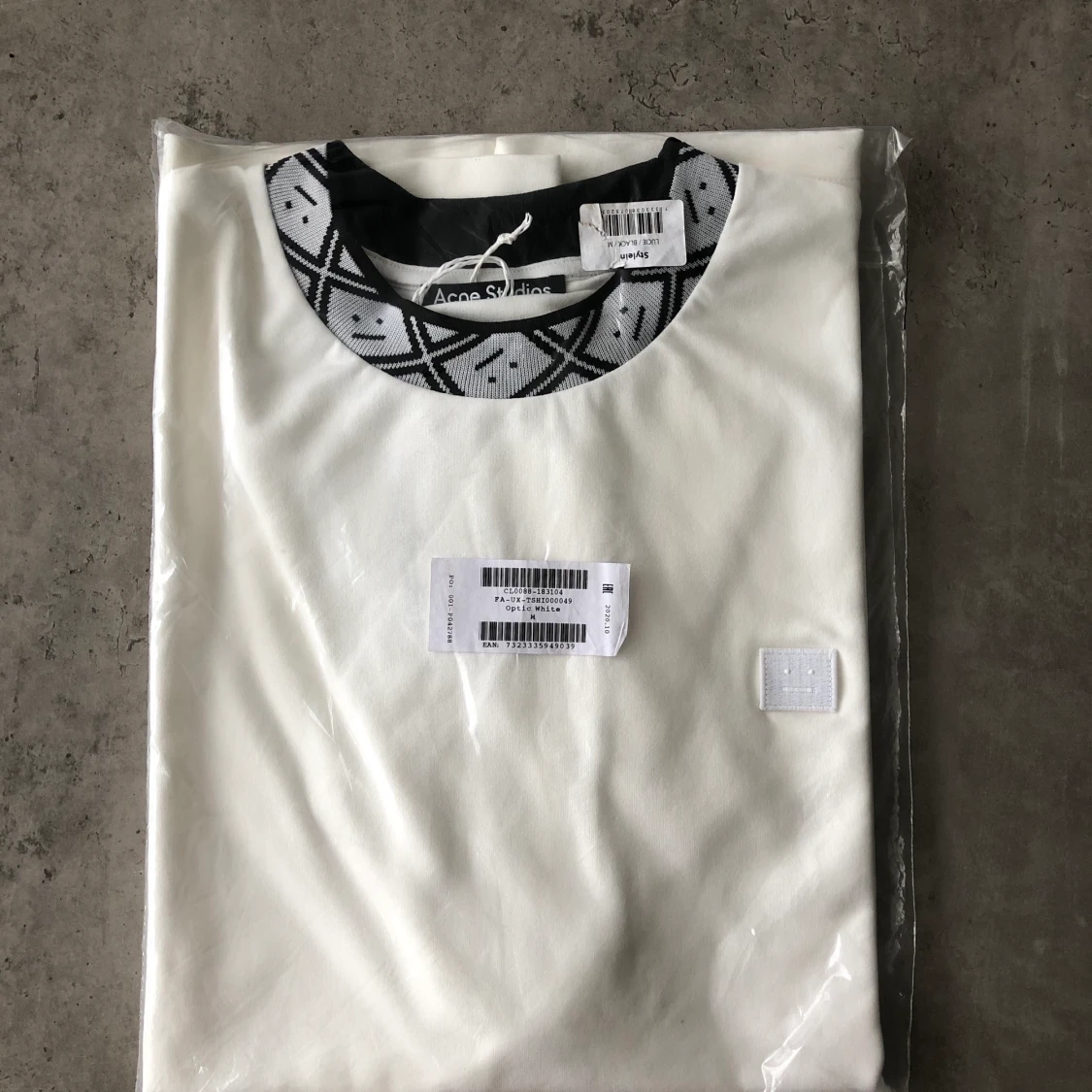 Acne studios t-shirt i M