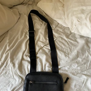 Calvin Klein axelväska  - Läder Calvin klein axelväska, bra skick finns en liten skada uppe i hörnet på framsidan. Nypris: 1200kr 