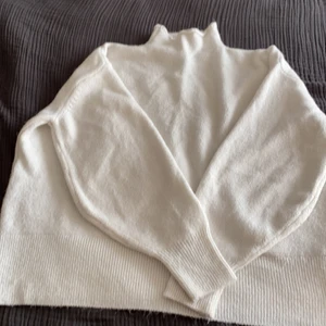 Varm tröja  - Oanvänd tröja köpt i fel storlek den köptes för 300kr kunden står för leverans 