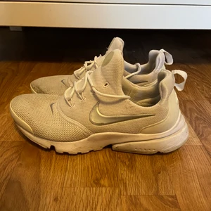 Nike sneakers - Ett par ganska välanvända nike skor. Går att tvätta i tvättmaskin och då ser ut som nya. Ganska smutsiga därav priset. Snörerna går att ta ut och ändra hur man vill. Både för tjejer och killar. Storleken är 36 men passar även för 37 då de är tyg och har strechats ut lite. 