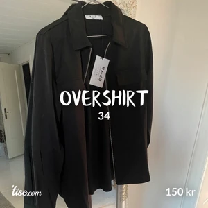 OverShirt - Helt ny skjortjacka/ overshirt ifrån NAKD.  Storlek 34 Nypris 499kr🖤 Köparen betalar frakt  ( spårbar- 66kr ) 