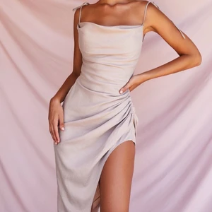 Klänning från House oh CB - Super fin klänning ifrån märker house of CB🤩. Tänkt balklänning men tyvärr för stor. Aldrig använd, lappar finns kvar i klänningen.  ✨ orginal pris 1800kr