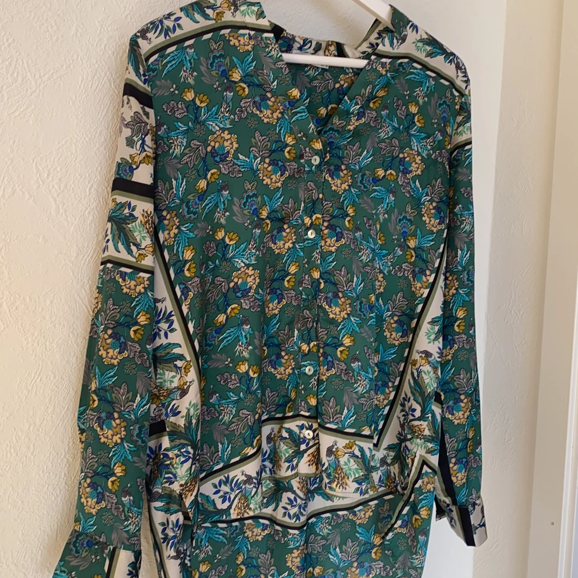 Blus i vackert mönster från mango  - 90