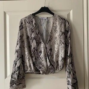 Blus - Ormmönstrad blus ifrån nakd. I bra skick och normal i storleken