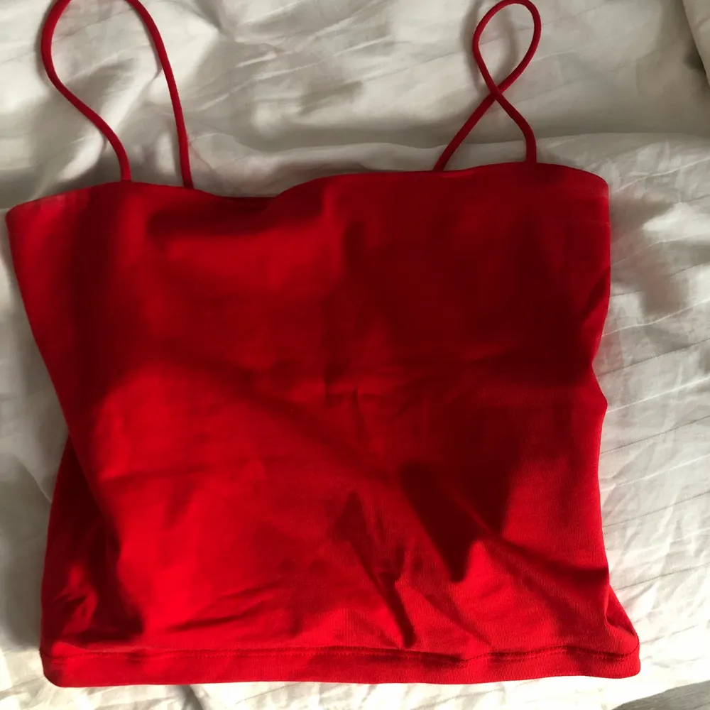 En kroppad topp/ linne från Gina tricot i en röd fin färg❤️ använd ett fåtal gången men är i bra skick! Strl S. . Toppar.